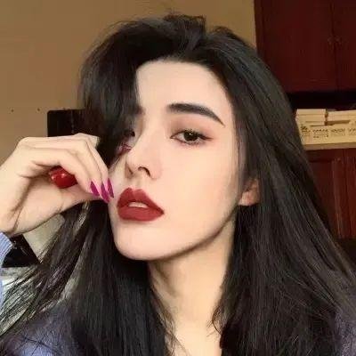 泳池里的女人